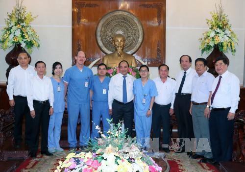 Prime Minister works with Mekong Delta Rice Research Institute, receives American volunteers - ảnh 2